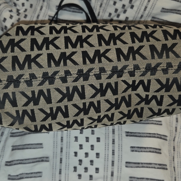 Michael Kors Large Tote - Picture 2 of 4
